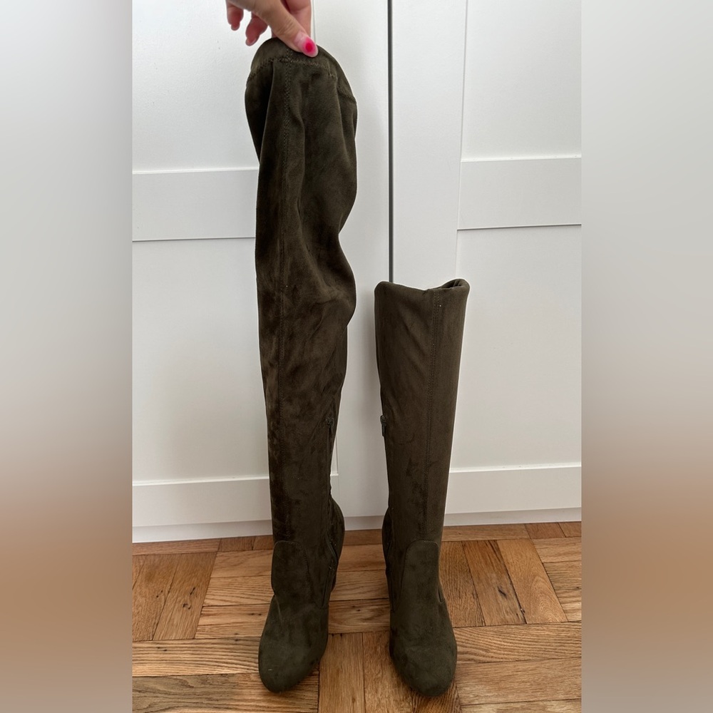Knee high dark green faux suede heeled boots SIZE 9